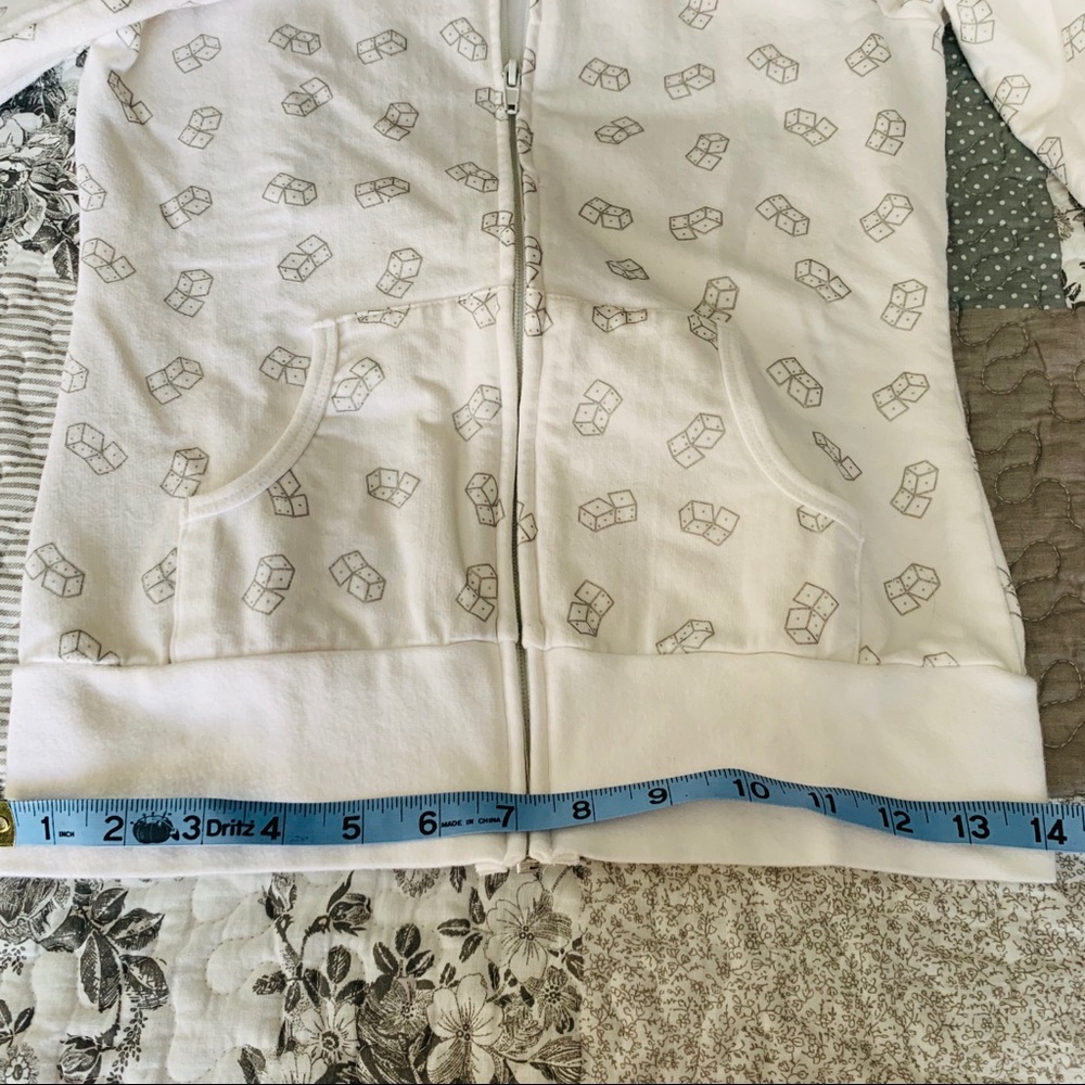 π² π Cute Used Sweater with Dice Patern - Picture 6 of 10
